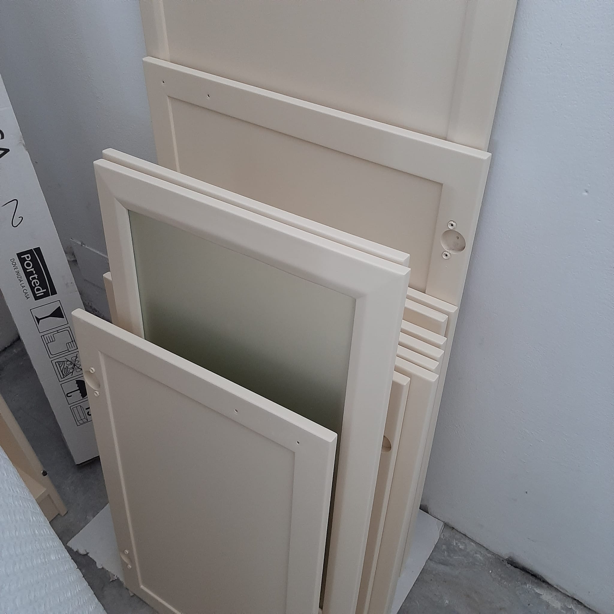 Mobile della cucina laccato di bianco dopo il restauro
