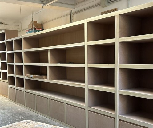 libreria prima di essere laccata