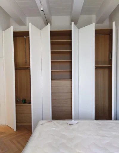 Armadio laccato bianco fuori e trasparente legno dentro